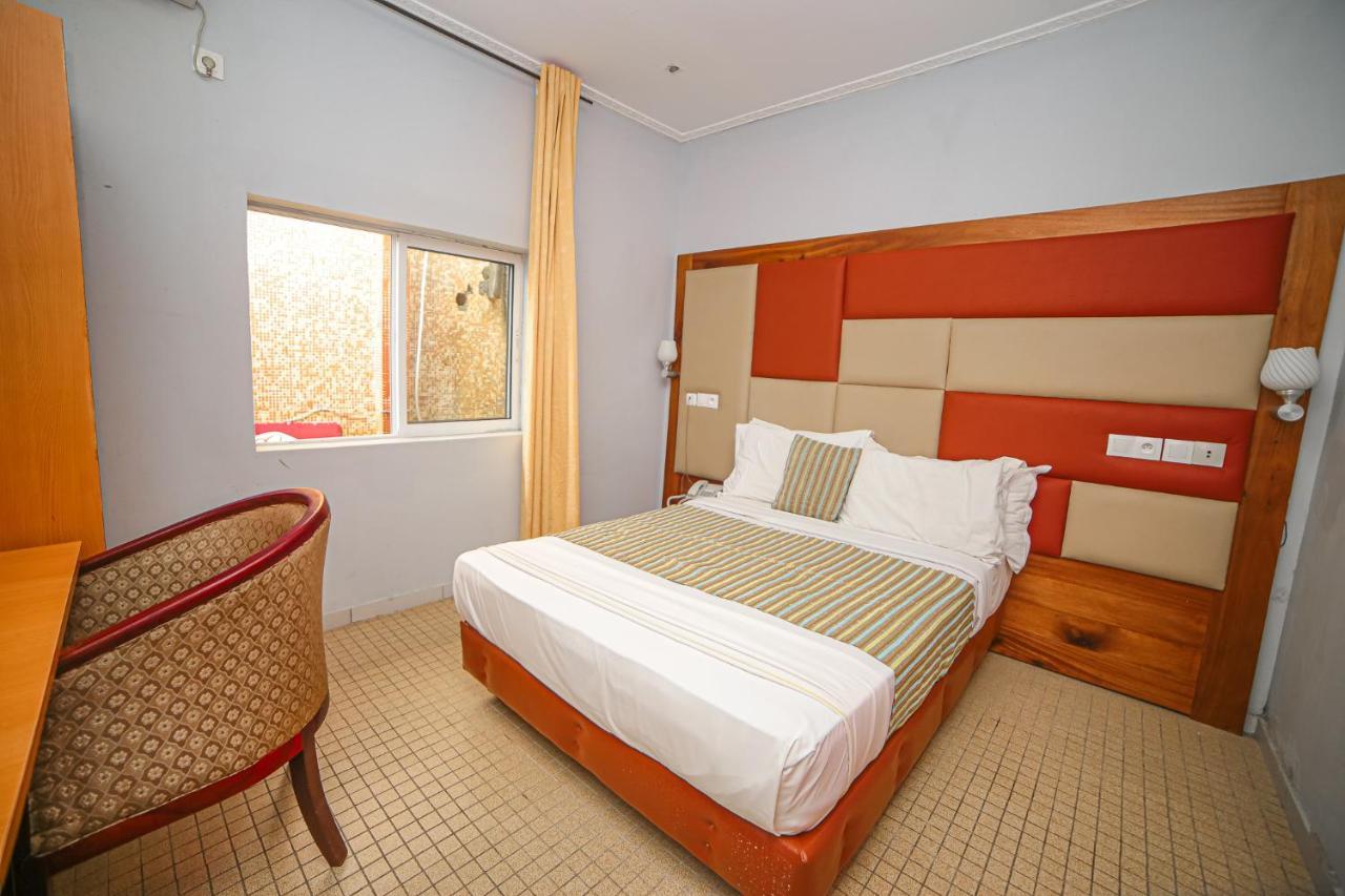Fini Hotel Bobende Limbe Exterior photo