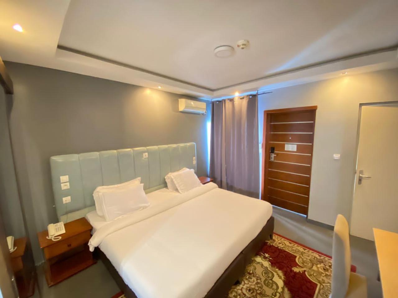 Fini Hotel Bobende Limbe Exterior photo